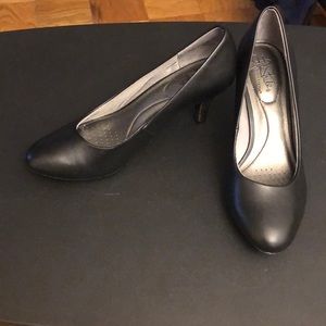Life Stride Soft System Heels NWOT never worn